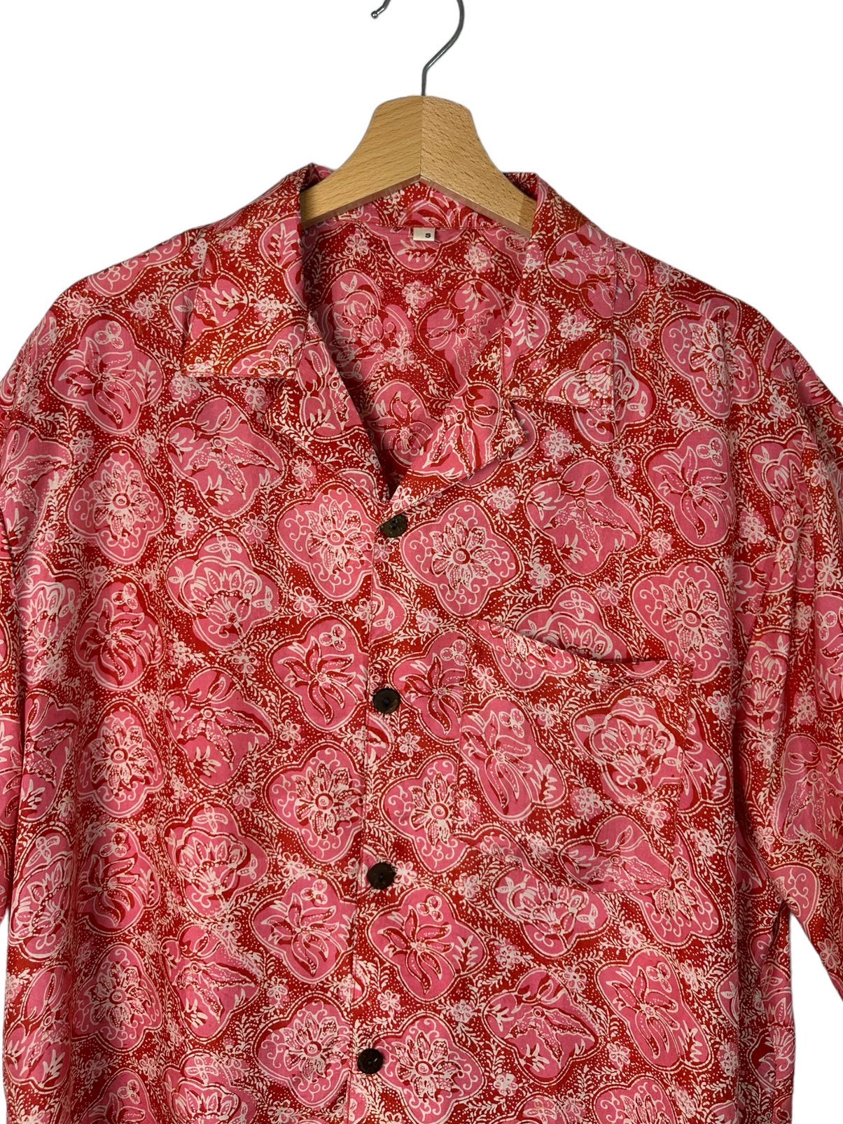 Vintage bedruckte rote Seidenhemd (en)